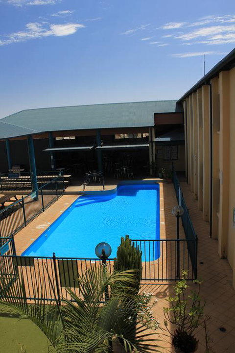 Ningaloo Coral Bay Backpackers - Food Delivery Shop 3