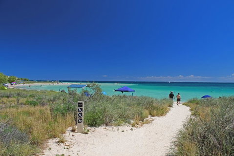 Ningaloo Coral Bay Backpackers - Food Delivery Shop 0
