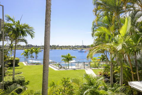 Noosa Shores Apartment 15 - Food Delivery Shop 0