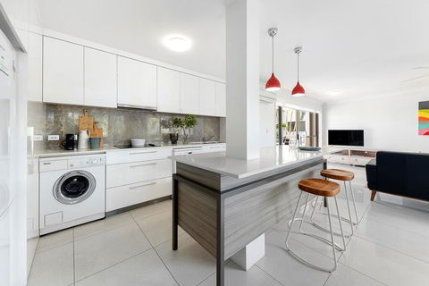 Noosa Shores Apartment 15 - Food Delivery Shop 2