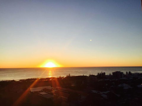 Ocean Views In The Heart Of Broadbeach - Food Delivery Shop 2