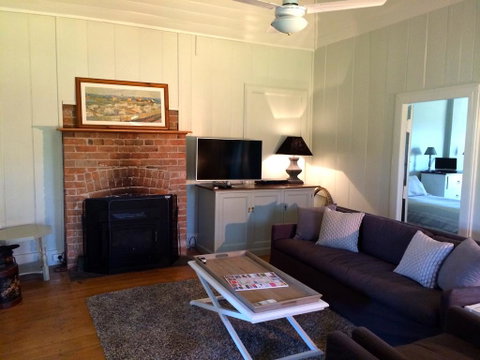 Old Schoolmaster's Cottage On The Barrington River - Food Delivery Shop 2