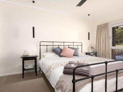On A Hill - Modern Country Home Near Braidwood - Food Delivery Shop 1