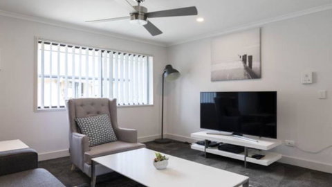 One Bedroom Apartment With Free Wifi - Food Delivery Shop 0