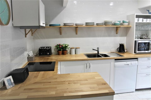 Pacific Heights Holiday Apartments - Food Delivery Shop 2