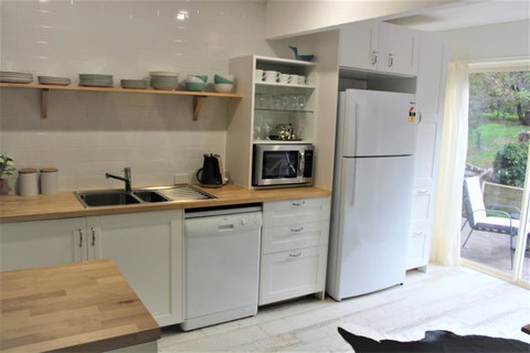 Pacific Heights Holiday Apartments - Food Delivery Shop 1