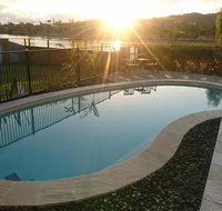Palm Lakeside Holiday Home - Bowen Whitsundays Queensland - Food Delivery Shop