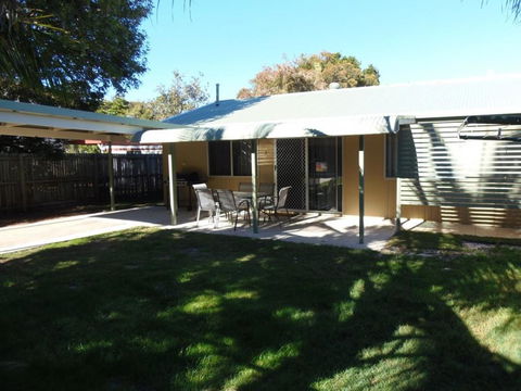 Palmgrove 2 - Rainbow Beach, Pet Friendly, Fully Fenced, Air Conditioned, Five Minutes To Beach - Food Delivery Shop 1