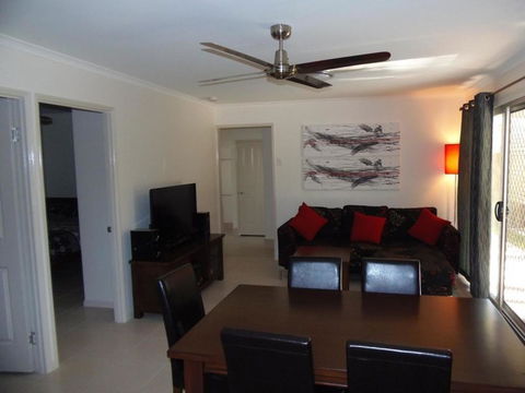 Palmgrove 2 - Rainbow Beach, Pet Friendly, Fully Fenced, Air Conditioned, Five Minutes To Beach - Food Delivery Shop 0