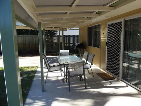 Palmgrove 2 - Rainbow Beach, Pet Friendly, Fully Fenced, Air Conditioned, Five Minutes To Beach - Food Delivery Shop 2