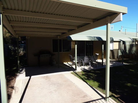 Palmgrove 2 - Rainbow Beach, Pet Friendly, Fully Fenced, Air Conditioned, Five Minutes To Beach - Food Delivery Shop 3