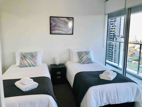 Panoramic Views Gold Coast Free WiFi Free Netflix - Food Delivery Shop 2