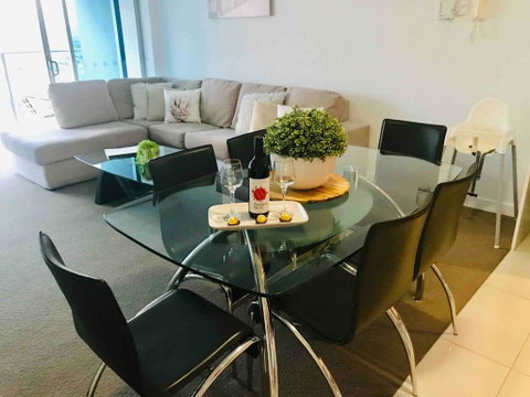 Panoramic Views Gold Coast Free WiFi Free Netflix - Food Delivery Shop 3