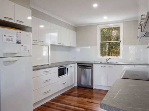 Pet Friendly 4 Bedroom Holiday Home - River Views - Food Delivery Shop 2