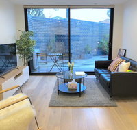 Pride Bentleigh Apartment with Private Garden - Food Delivery Shop