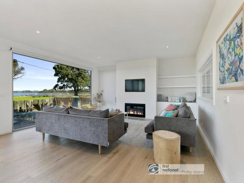 Pukeko Beach House, Rhyll - Food Delivery Shop 3