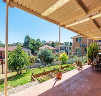 Quiet and spacious living close to all attractions - Food Delivery Shop