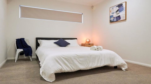 Quiet Large Balcony Living - Food Delivery Shop 2
