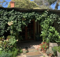 Red Hill Cottage - Food Delivery Shop