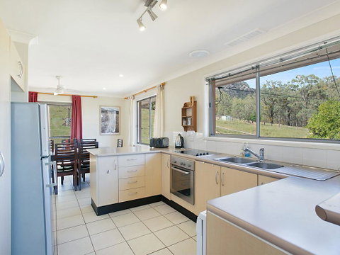 Rosamund House In Broke, 4br House In Walking Distance To Cellar Doors - Food Delivery Shop 2