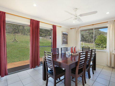 Rosamund House In Broke, 4br House In Walking Distance To Cellar Doors - Food Delivery Shop 3