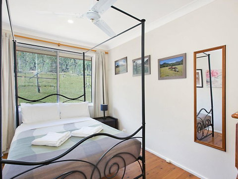 Rosamund House In Broke, 4br House In Walking Distance To Cellar Doors - Food Delivery Shop 1