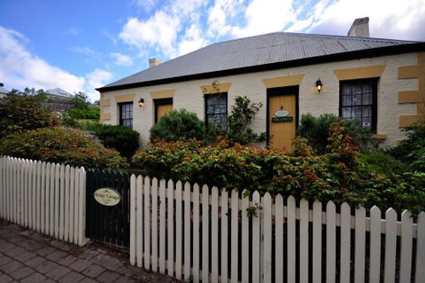 Sargeants & Armoury Cottages 1823 - Food Delivery Shop 1