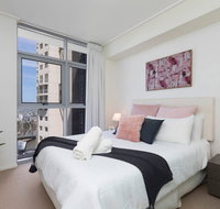 SK2 - 3BR with Pool Gym Steam Room in Story Bridge - Food Delivery Shop