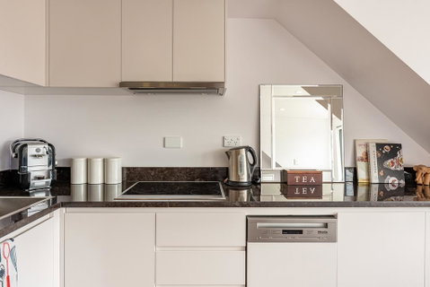 Spacious 2 Bed House, 2 AC And Free Street Parking - Food Delivery Shop 3