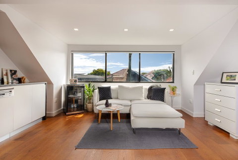 Spacious 2 Bed House, 2 AC And Free Street Parking - Food Delivery Shop 0