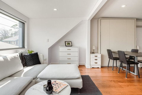 Spacious 2 Bed House, 2 AC And Free Street Parking - Food Delivery Shop 1