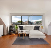 Spacious 2 Bed House 2 AC and Free Street Parking - Food Delivery Shop