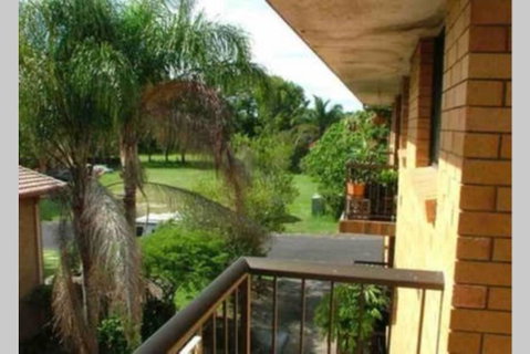 Spacious 2 Bedroom Beach Side Apartment - Close To Shopping Centre With Coles, Health Food Shop, Sushi, Pizza, Cafes, Hairdresse - Food Delivery Shop 3