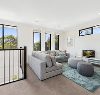 Spacious 4-Bed House with Parking and Backyard - Food Delivery Shop