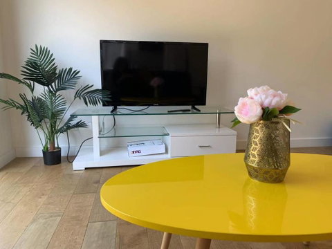 Stylish Bedroom In Bentleigh East - Food Delivery Shop 1