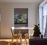 Sun-Drenched 1 Bed Studio Apt Newtown Parking - Food Delivery Shop