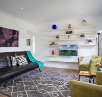 Sun-Drenched Apartment in a Peaceful Location - Food Delivery Shop