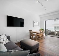 Sunlit 1 Bedroom Apartment right at Bondi Beach - Food Delivery Shop