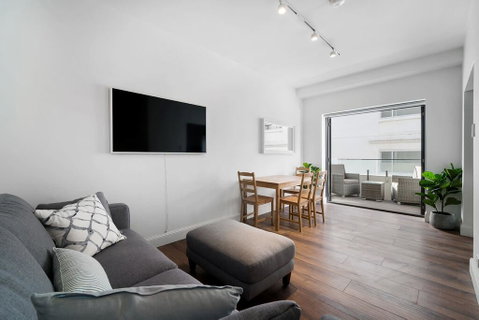 Sunlit 1 Bedroom Apartment Right At Bondi Beach - Food Delivery Shop 0