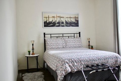 The Apartment - Moyston - Food Delivery Shop 1