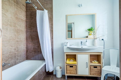 Ulverstone Boutique Accomodation - Food Delivery Shop 28
