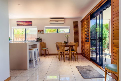 Ulverstone Boutique Accomodation - Food Delivery Shop 16