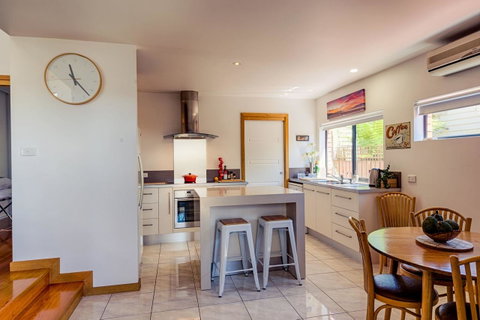 Ulverstone Boutique Accomodation - Food Delivery Shop 13