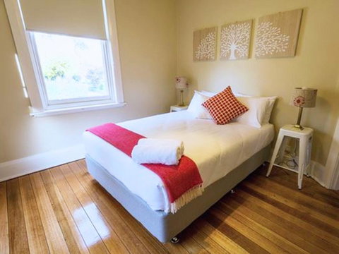 Montacute Boutique Bunkhouse - Food Delivery Shop 10