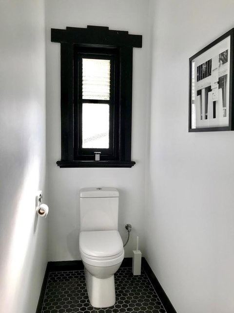 Devine Stays - Rupert #1 NOHO Art Apartment - Food Delivery Shop 13