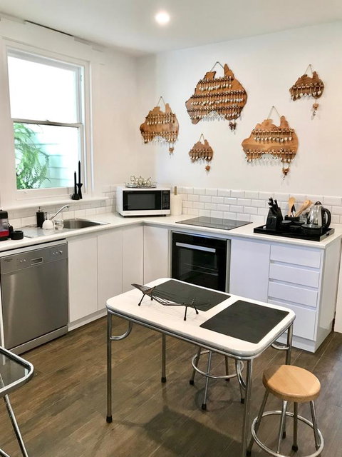 Devine Stays - Rupert #1 NOHO Art Apartment - Food Delivery Shop 8