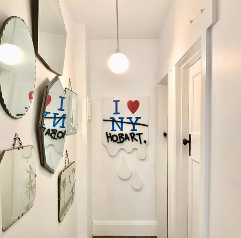 Devine Stays - Rupert #1 NOHO Art Apartment - Food Delivery Shop 3