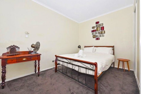 Launceston CBD Abode - Food Delivery Shop 7