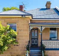 WEST NEST  Classic 3BR Hobart Terrace BEST Location View Close to City - Food Delivery Shop