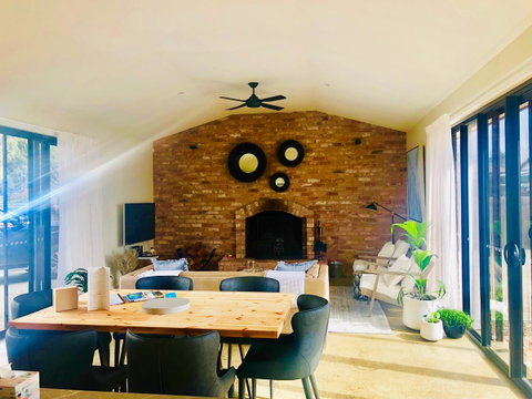 EMBRACING EVANDALE - Hosted By L'Abode Accommodation - Food Delivery Shop 1